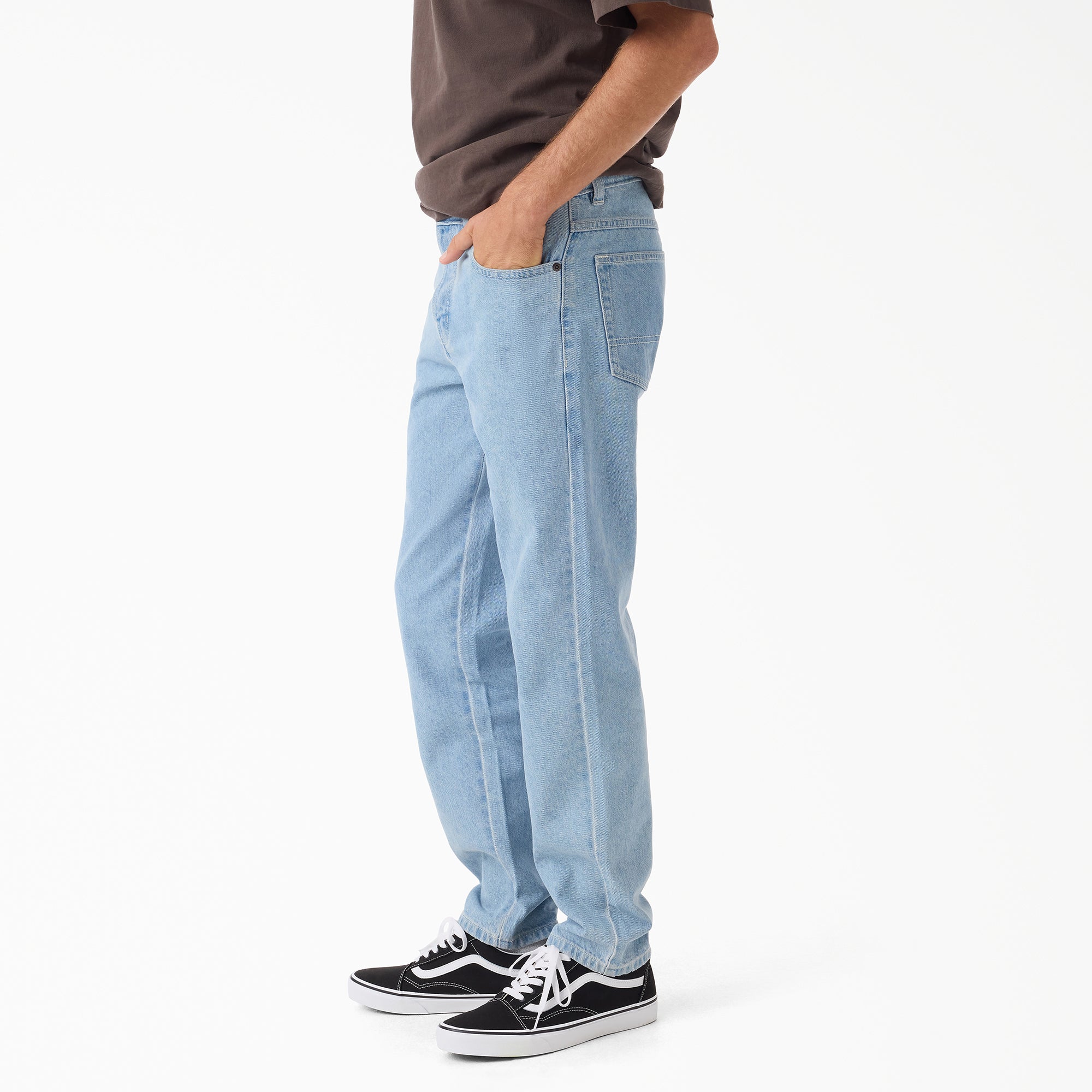 "982 Slim Tapered Jeans"